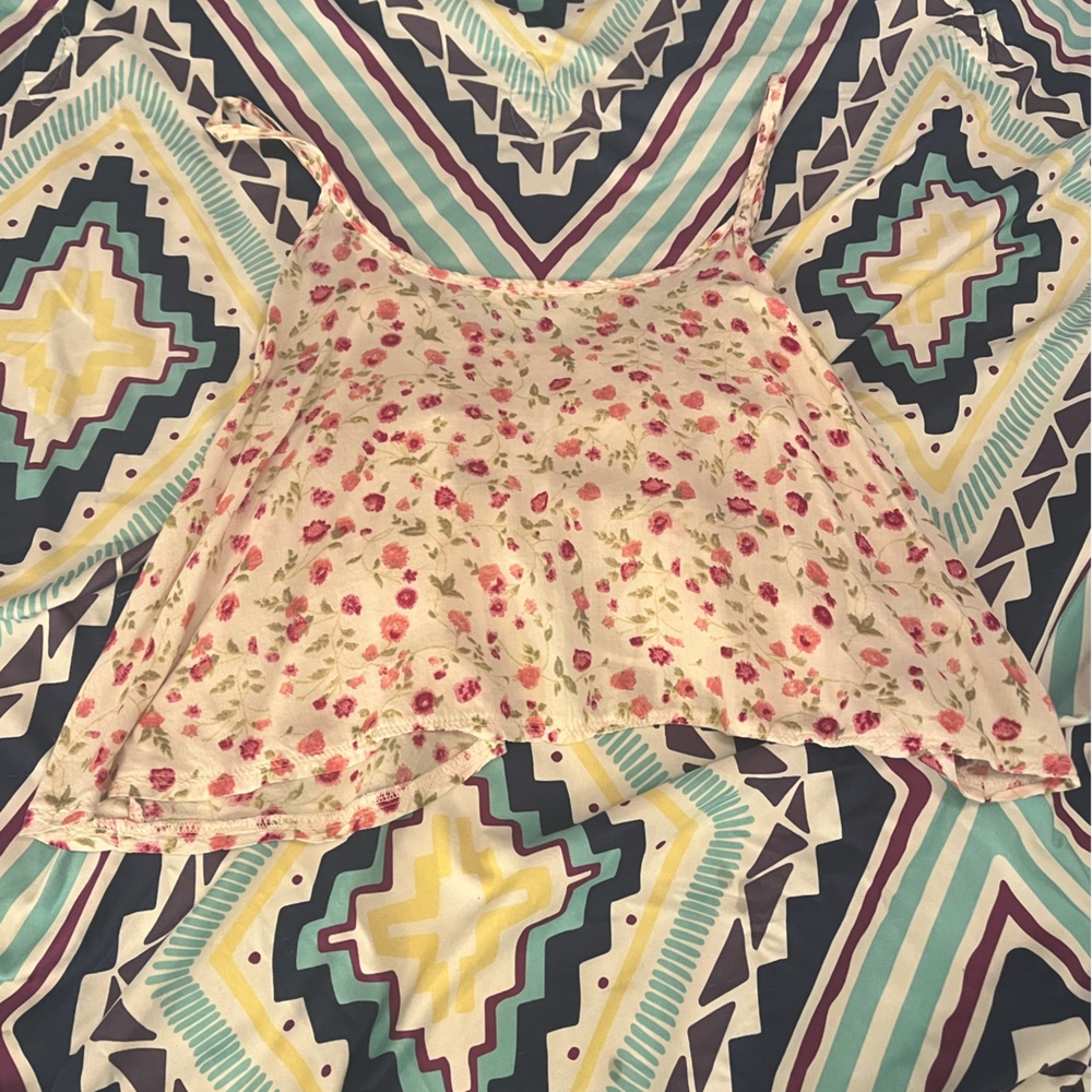 Abercrombie & Fitch floral crop top. Medium wear, good condition. US size XS.